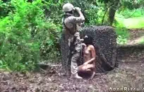 يتبول على وجهه في المرحاض.