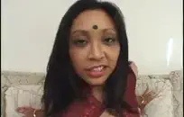 فاتنة وشم يحب اللعب مع بوسها.