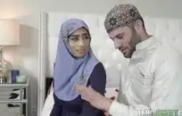 كبير الأبنوس في سن المراهقة يحصل لها الحمار مارس الجنس من قبل رجل مع ديك كبيرة.