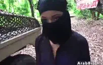 الكلبة ذات الثدي المثقوب تريد منك أن تقذف بالداخل.