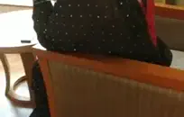 امرأة سمراء ساخنة مع الحمار الجميل في فيديو الاستمناء المنفرد الساخن.