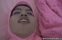 خنثي مع دسار سوداء طويلة في لها ضيق كس.