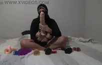 Gf في حمالة صدرها الجديدة تلعب مع الكثير من الألعاب الجنسية.