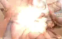 الشباب سمراء في سن المراهقة الملاعين في ارتداءها البلاستيكية.