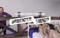 هواة فتاة جامعية سخيف على أرضية المنزل.