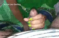 فراخ مثليه شرسة مضغ على البطاطا.