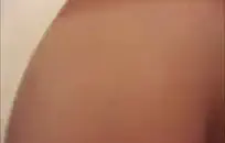 في سن المراهقة قرنية يلعب مع نفسها في المرحاض.