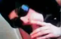 صبي صغير يلعق بطنه بعد تناول نائب الرئيس.