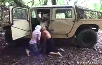 الأطفال البريطانيون القذرون الذين يرتدون الزي الرسمي يتبللون بالقذف من قبل عصابة من الرجال، في جميع أنحاء وجوههم وخطف الشعر