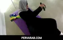 الثلاثي مع 3 فتيات في المسكن.