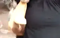 فتاة الساخنة مع الثديين مثقوب الملاعين نفسها.