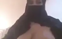 مثير الأبنوس في سن المراهقة يلعب مع لعبة والنافورات