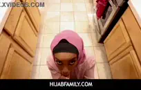 مثير جبهة تحرير مورو الإسلامية مع الحمار الكبير والثدي.