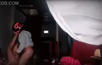 جارتي مارس الجنس مع كس بلدي الرطب الضيق بينما ينام والديها في مكان قريب.