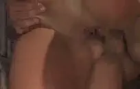 لطيف الصينية في سن المراهقة في شبكة صيد السمك.