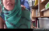 رجل مشعر يلعب مع صاحب الديك والكرات.