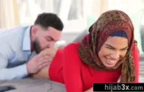 مثير فتاة في جوارب طويلة مارس العادة السرية مع دسار.