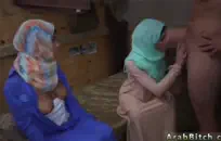 ركوب فتاة مختلطة وتمتص صديقها.