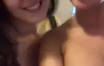 مارس العادة السرية في المرآة أثناء مشاهدة موقع pornhub و سخيف مؤخرتي.