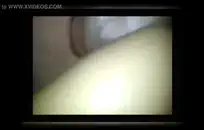 فرخ سميكة ركوب الديك ضخمة على السرير.