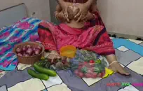 اللعب الهرة من قبل ابن عمي مثير في المنزل.