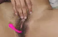 كانت مؤخرة ماريكا هاس ضيقة جدًا، لذلك طلبت من سكارليت أن تعلمني كيفية إدخال قضيبي داخلها، لكنها قالت إنه يتعين علينا أن نبدأ بشيء أصغر أولاً، مثل الهزاز أو ربما حتى دسار مثبت.