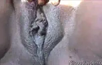 سخيف مع أختي على طاولة المطبخ.