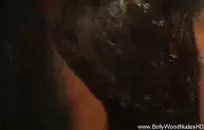 الساخنة سمراء في سن المراهقة فاتنة يحصل مارس الجنس من الصعب من الخلف.