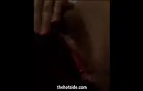 لطيف في سن المراهقة مع الثدي الصغيرة اللسان في الحوض.