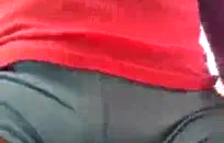 بعقب الفقاعات في سن المراهقة يلعب مع نفسها في المطبخ.