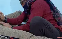 فاتنة صغيرة تركب ديك كبيرة مثل البطل