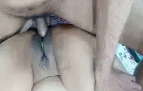 امرأة سمراء في سن المراهقة تحصل مارس الجنس و creampied.