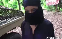 التبول على وجهي في مطعم فارغ. تبول على تنورتي.