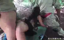 امرأة سمراء فاتنة وصديقتها يتناوبون على الحصول على عارية.