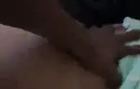 هذه الفتاة لديها مجموعة راقية من الأنابيب، لكنها تعرف كيف تقدم عرضًا مع ذلك القضيب.