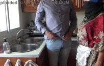 أحب أن أكون على ركبتي مص القضيب.