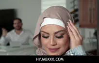 وشم في سن المراهقة يفرك الديك و cums في الحمام.