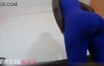 الشباب الهواة في سن المراهقة الملاعين في السيارة و cums