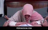 امرأة سمراء تحصل على creampie من الديك.