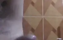 الزوج يلعب على الهاتف مع زوجته.