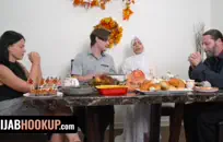 امرأة سمراء تضرب موظف متجر البيدق، ثم تأخذ قضيبه في فمها بينما هو أصابع بوسها.