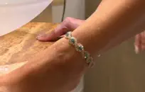 جيمس بوند هو عميل سري لديه رخصة للقتل، ولكن عندما لا يكون في مهمة، فإنه يحب أن يعبث مع السيدات.