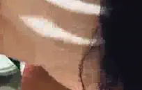 القذرة، القذرة، سيئة قليلا الملاعين الشاطئ في سن المراهقة عارية.