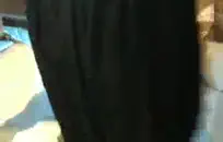 فتاة الساخنة في الجوارب الوردية مارس الجنس على الأريكة.