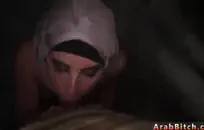 قصف توت في مكان عام.