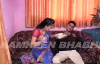 تظهر الفتاة التايلاندية الحمار الجميل.