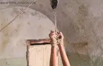 استمناء على الكرسي في المطبخ.