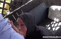 مفلس أمي يعطي اللسان بوف إلى شخص غريب.