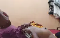 أنا أسحق اللحم بينما أشاهد فيلمًا سخيفًا.