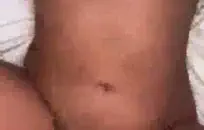 الكتاكيت الشابة الساخنة تعض بعضها البعض بقوة أثناء النزول في تحول جنسي بري في حفلة الكلية، مباشرة بعد الفصل